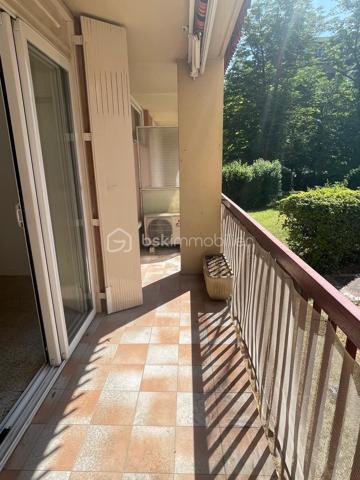 Appartement T2 avec balcon en RDC, garage et parking – Résidence Le Bel Ormeaux – Aix-en-Provence

Vous recherchez un appartement lumineux avec un fort potentiel dans un secteur recherché d'Aix-en-Provence ? Cette opportunité est faite pour vous !

Situé au sein de la résidence Le Bel Ormeaux, avenue Jean-Paul Coste, cet appartement de type 2 bénéficie d'une exposition plein sud, idéale pour profiter d'une belle luminosité tout au long de la journée.

Dès l'entrée, vous découvrirez un séjour de 16 m², équipé d'une climatisation réversible, ouvrant sur un balcon de 7 m², parfait pour profiter des journées ensoleillées. La cuisine indépendante de 11 m² offre un bel espace fonctionnel. Côté nuit, vous disposerez d'une chambre de 11 m² avec placard, d'un dressing de 2,5 m², d'une salle de bains de 7 m² ainsi que d'un WC indépendant.

Les fenêtres en PVC double vitrage assurent un excellent confort thermique et phonique.

En complément, ce bien dispose d'un garage fermé d'environ 15 m² ainsi que d'une place de parking privative, deux prestations particulièrement recherchées à Aix-en-Provence.

Quelques travaux de rafraîchissement permettront de révéler tout le potentiel de cet appartement et de le personnaliser selon vos goûts.

Un emplacement privilégié

La résidence bénéficie d'un environnement pratique avec de nombreux commerces de proximité, accessibles en quelques minutes. Vous rejoindrez également le centre-ville d'Aix-en-Provence et le Cours Mirabeau en seulement 7 à 10 minutes en voiture ou en environ 30 à 35 minutes à pied, tout en profitant d'un cadre de vie agréable.

Les atouts du bien :

✔ Résidence calme et recherchée
✔ Exposition plein sud
✔ Balcon de 7 m²
✔ Séjour climatisé
✔ Cuisine indépendante de 11 m²
✔ Chambre avec placard
✔ Dressing
✔ Double vitrage PVC
✔ Garage fermé d'environ 15 m²
✔ Place de parking privative
✔ Commerces à proximité immédiate
✔ Centre-ville rapidement accessible
✔ Beau potentiel après rénovation

Idéal pour un premier achat, un pied-à-terre ou un investissement locatif, cet appartement réunit tous les critères pour un projet réussi.

📞 N'attendez plus pour le découvrir ! Contactez moi dès aujourd'hui afin d'organiser une visite.