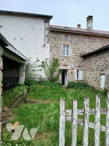 Maison d'habitation avec grange, terrasse couverte, cour et jardin attenant sur LA CHAMBONIE 42440