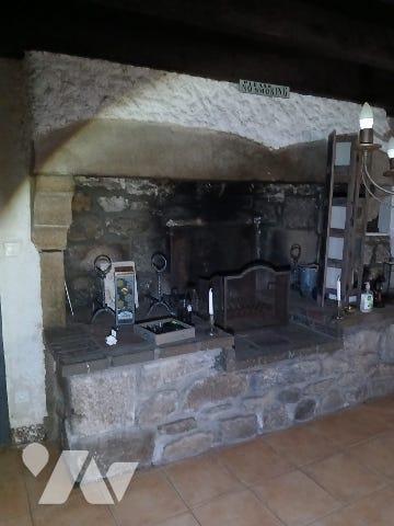 Maison d'habitation avec grange, terrasse couverte, cour et jardin attenant sur LA CHAMBONIE 42440