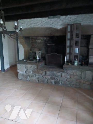 Maison d'habitation avec grange, terrasse couverte, cour et jardin attenant sur LA CHAMBONIE 42440