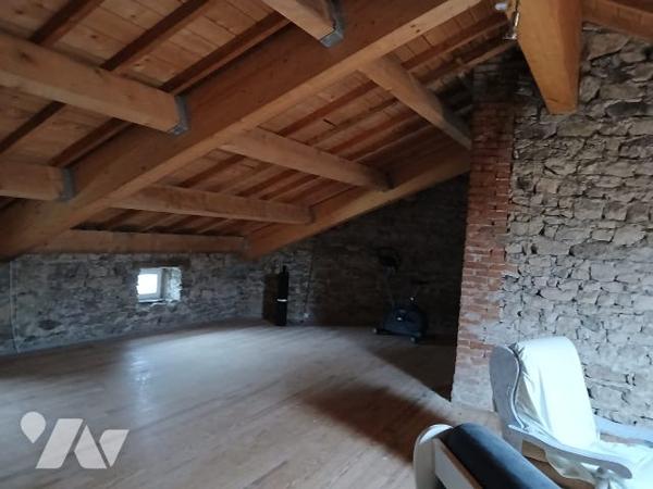 Maison d'habitation avec grange, terrasse couverte, cour et jardin attenant sur LA CHAMBONIE 42440