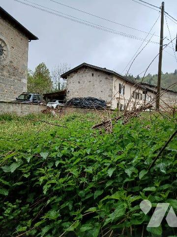 Maison d'habitation avec grange, terrasse couverte, cour et jardin attenant sur LA CHAMBONIE 42440
