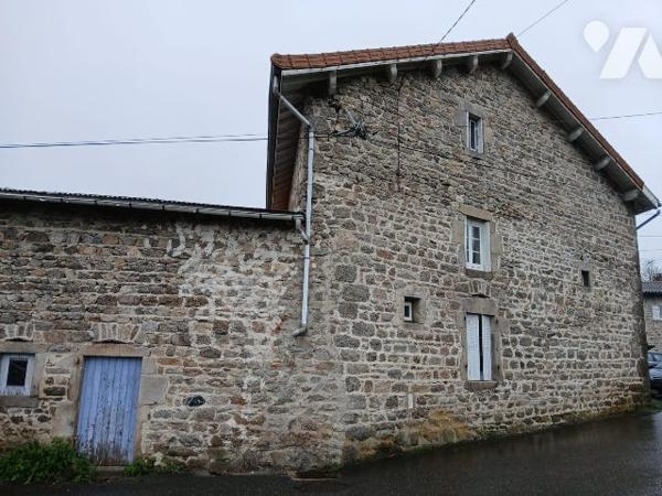 Maison d'habitation avec grange, terrasse couverte, cour et jardin attenant sur LA CHAMBONIE 42440