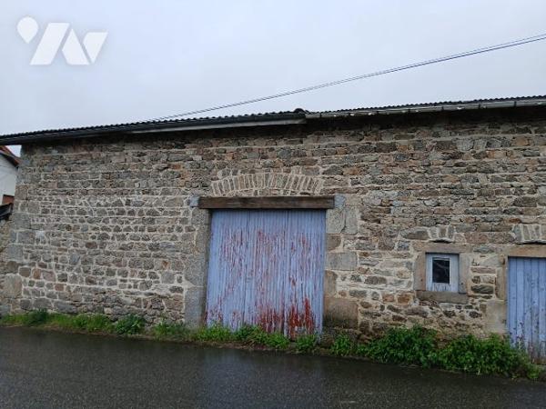Maison d'habitation avec grange, terrasse couverte, cour et jardin attenant sur LA CHAMBONIE 42440