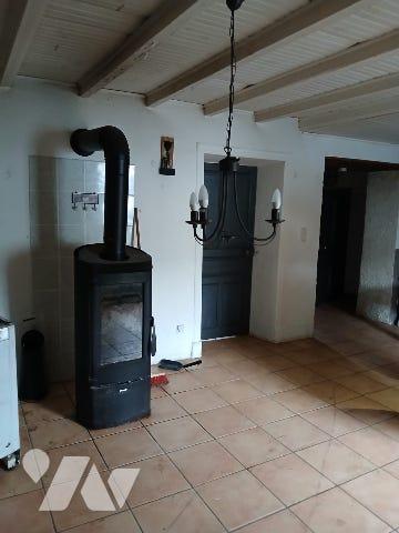 Maison d'habitation avec grange, terrasse couverte, cour et jardin attenant sur LA CHAMBONIE 42440