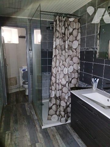 Maison d'habitation avec grange, terrasse couverte, cour et jardin attenant sur LA CHAMBONIE 42440