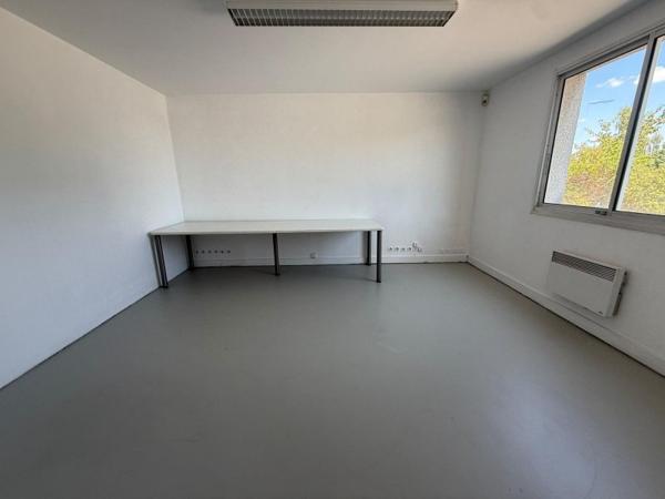 Location / Local Industriel / Bâtiment à Évreux (27000)
