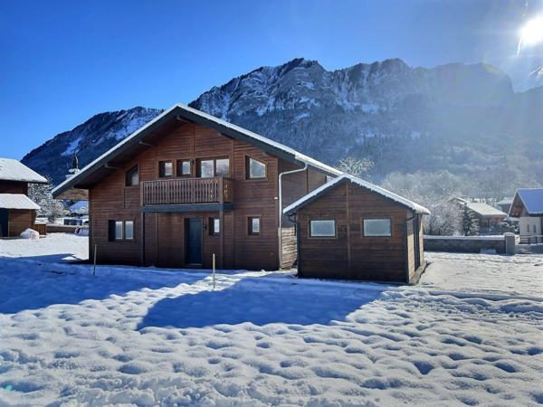 Chalet d’exception face aux montagnes, rare à saisir