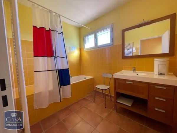 Appartement à louer 2 pièces 61.89m² Istres (13800)
