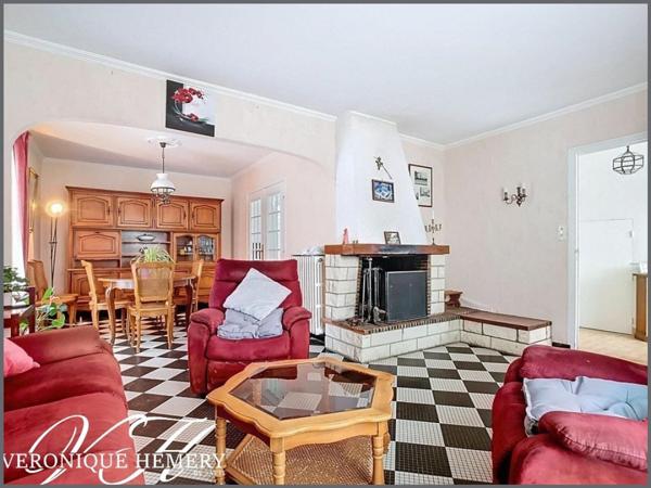 Pavillon 4 chambres et 1 bureau avec cave, jardin et double garage