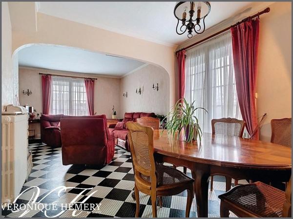 Pavillon 4 chambres et 1 bureau avec cave, jardin et double garage