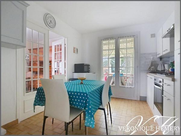 Pavillon 4 chambres et 1 bureau avec cave, jardin et double garage