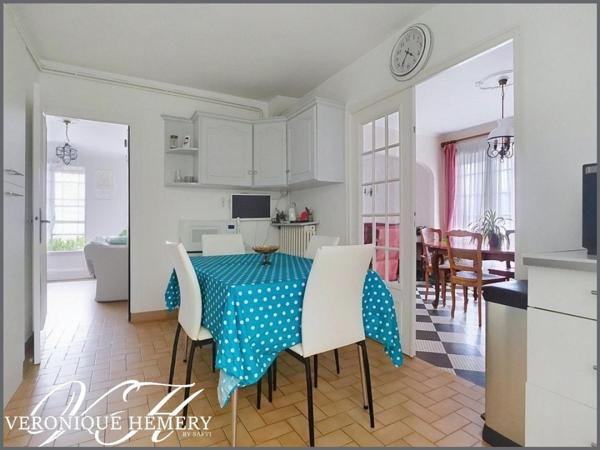 Pavillon 4 chambres et 1 bureau avec cave, jardin et double garage