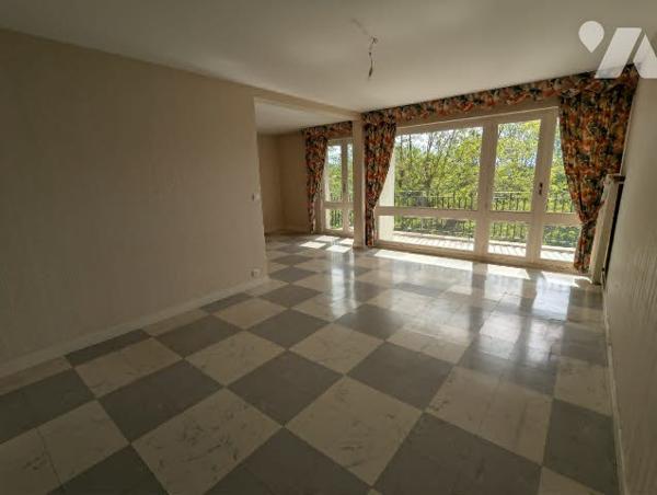 Au 3éme étage d'une résidence avec ascenseur, spacieux appartement de type 4 d'une surface de 105m²