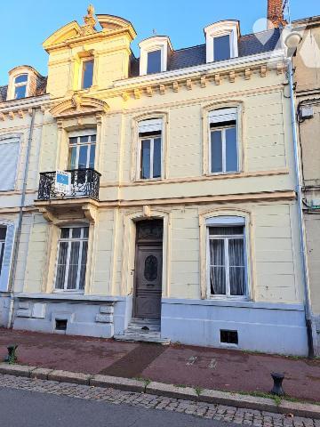 Douai, maison de ville double distribution avec jardin et 2 garages attenants