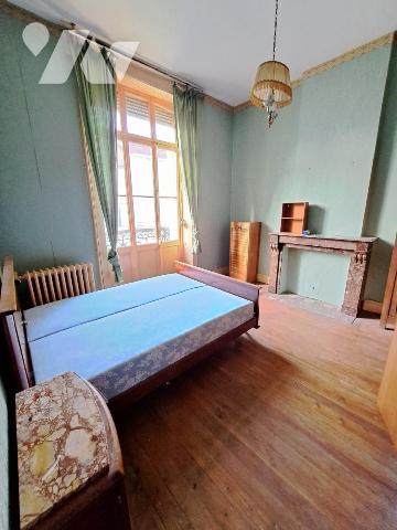 Douai, maison de ville double distribution avec jardin et 2 garages attenants