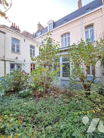 Douai, maison de ville double distribution avec jardin et 2 garages attenants