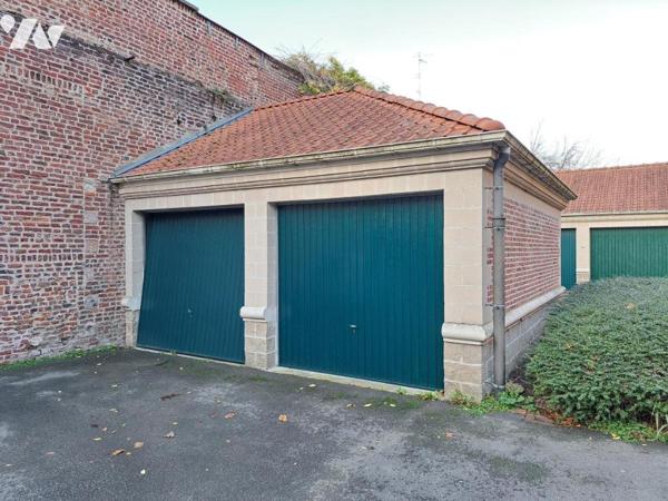 Douai, maison de ville double distribution avec jardin et 2 garages attenants