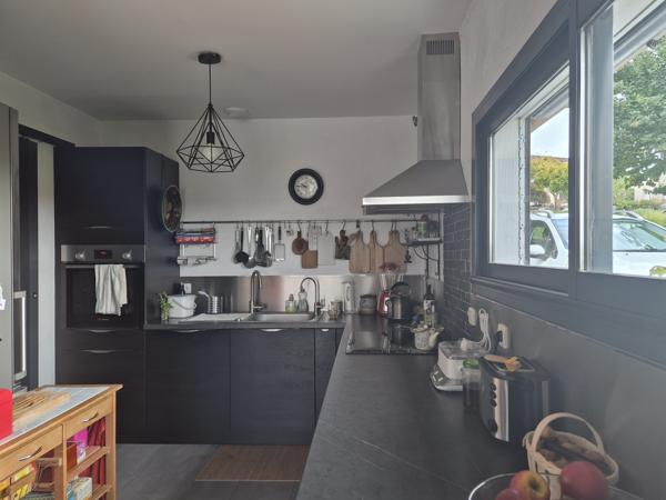 Maison contemporaine 130 m² - St Astier - secteur privilégié - 4 chambres - arboré -