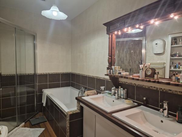 Maison contemporaine 130 m² - St Astier - secteur privilégié - 4 chambres - arboré -