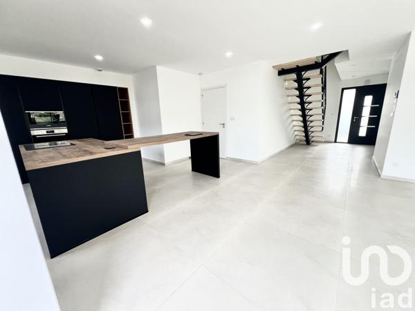 Maison à vendre 7 pièces 177 m² Saint-Barthélemy-d'Anjou