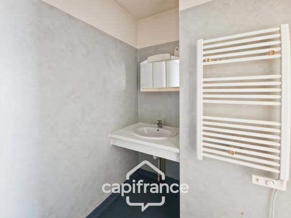 Appartement rez de chaussé situé dans une résidence sénior, commodités à pied