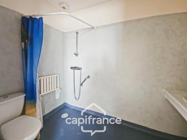 Appartement rez de chaussé situé dans une résidence sénior, commodités à pied