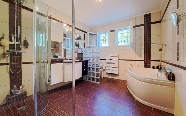 Maison à vendre    9 pièces • 234 m2 Vallauris