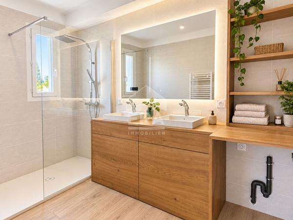 À vendre à Canet-en-Roussillon : Appartement 4 pièces en dernier étage avec garage et parking.
