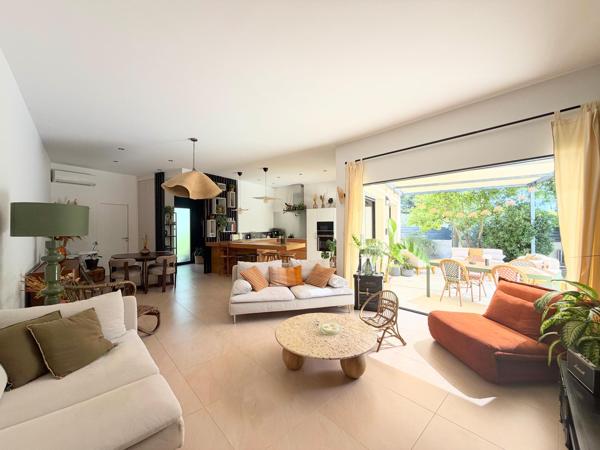 Maison comptemporaine de plain pied, 3 Ch, piscine