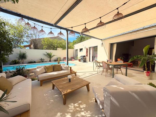 Maison comptemporaine de plain pied, 3 Ch, piscine
