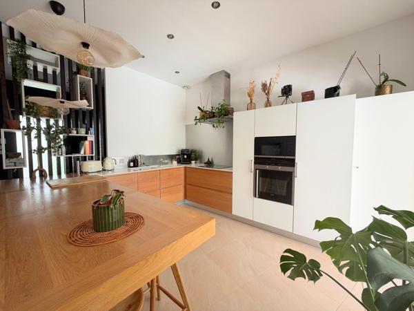 Maison comptemporaine de plain pied, 3 Ch, piscine
