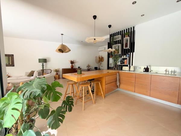Maison comptemporaine de plain pied, 3 Ch, piscine