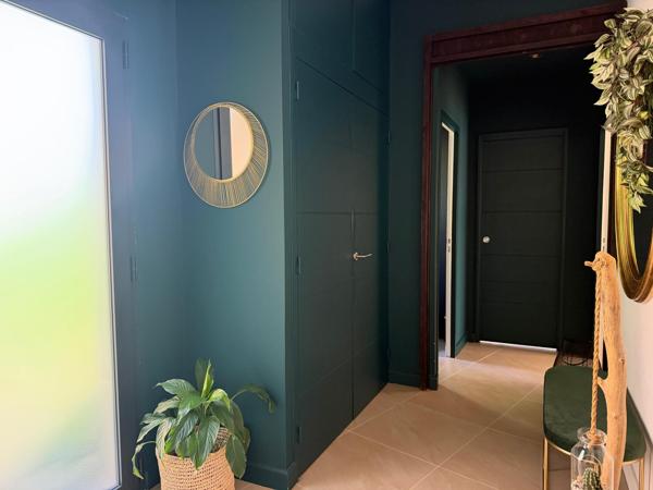 Maison comptemporaine de plain pied, 3 Ch, piscine