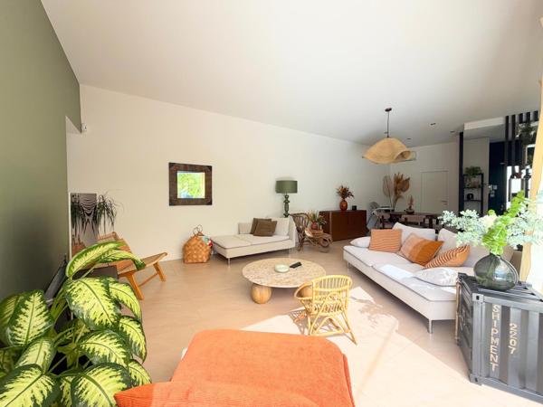 Maison comptemporaine de plain pied, 3 Ch, piscine