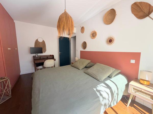 Maison comptemporaine de plain pied, 3 Ch, piscine