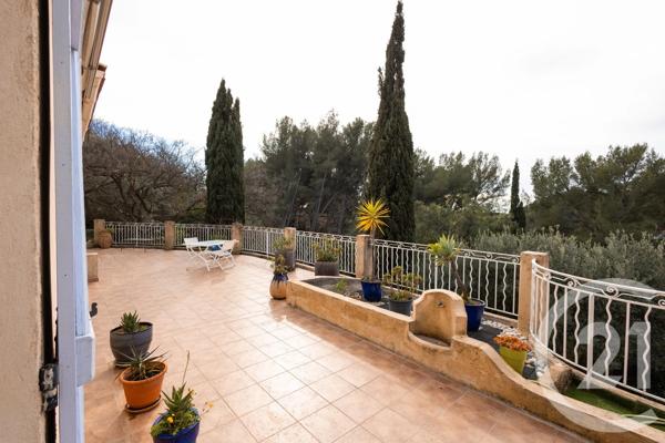 Maison à vendre  8 pièces - 239 m 2   OLLIOULES  - 83