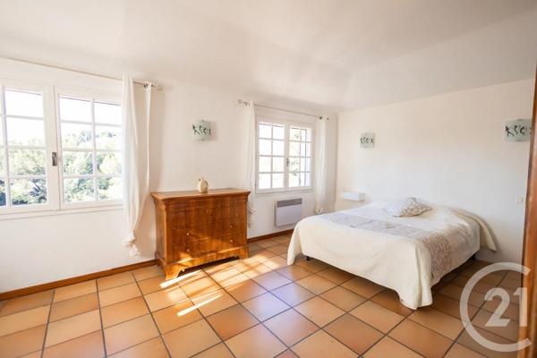 Maison à vendre  8 pièces - 239 m 2   OLLIOULES  - 83
