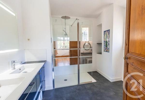 Maison à vendre  8 pièces - 239 m 2   OLLIOULES  - 83