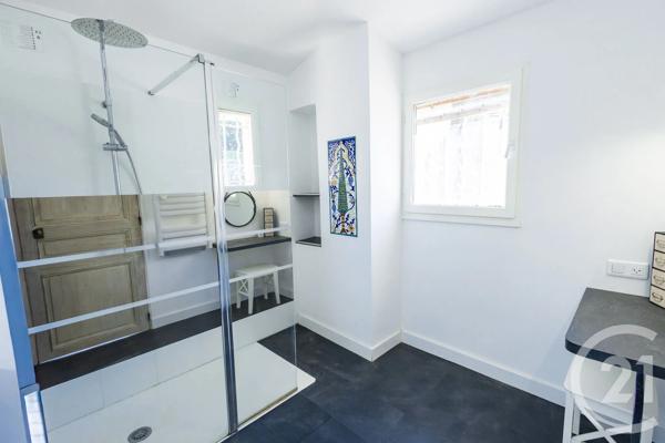 Maison à vendre  8 pièces - 239 m 2   OLLIOULES  - 83
