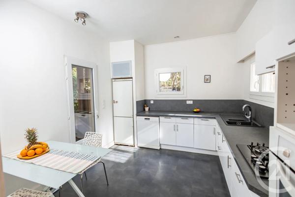 Maison à vendre  8 pièces - 239 m 2   OLLIOULES  - 83