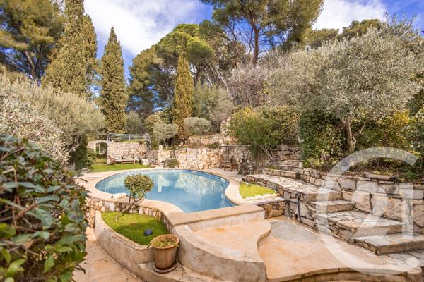 Maison à vendre  8 pièces - 239 m 2   OLLIOULES  - 83