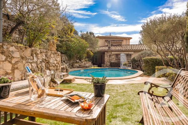 Maison à vendre  8 pièces - 239 m 2   OLLIOULES  - 83