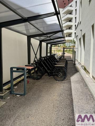 PLACE DE JAUDE - EXCELLENT ÉTAT - GARAGE EN SOUS-SOL AVEC PORTE MOTORISÉE