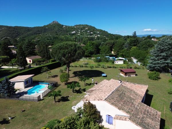 Maison avec piscine 3500m² de jardin