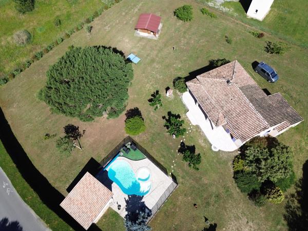 Maison avec piscine 3500m² de jardin
