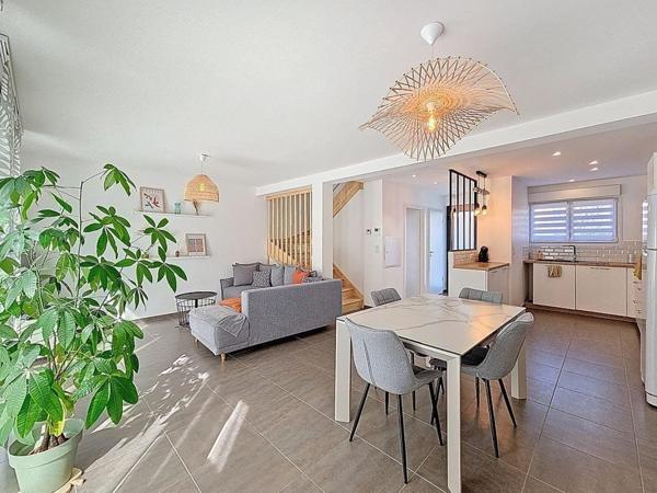 Maison de 2019 avec extérieur dans résidence privée