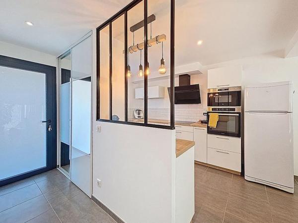 Maison de 2019 avec extérieur dans résidence privée