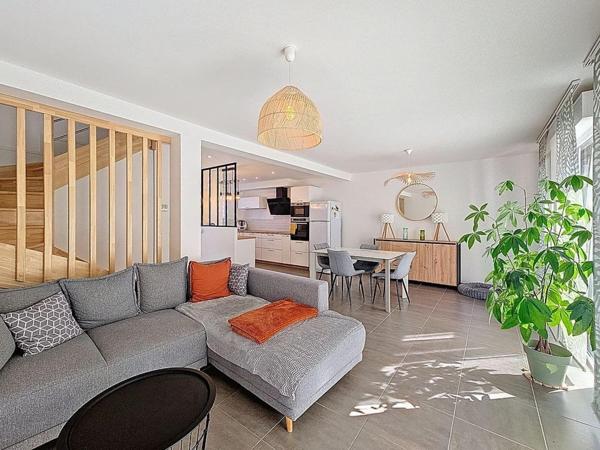 Maison de 2019 avec extérieur dans résidence privée