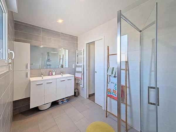 Maison de 2019 avec extérieur dans résidence privée